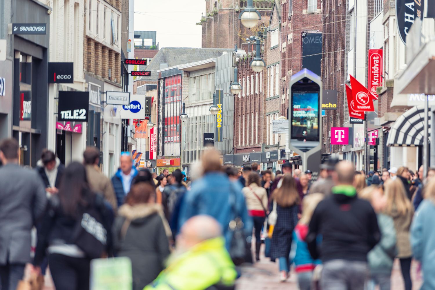 Drukke winkelstraat in het centrum van Eindhoven