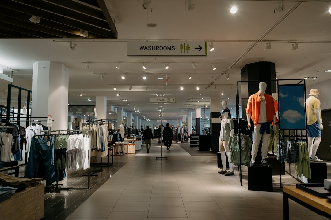Interieur van een warenhuis met kleding uitgestald in rekken