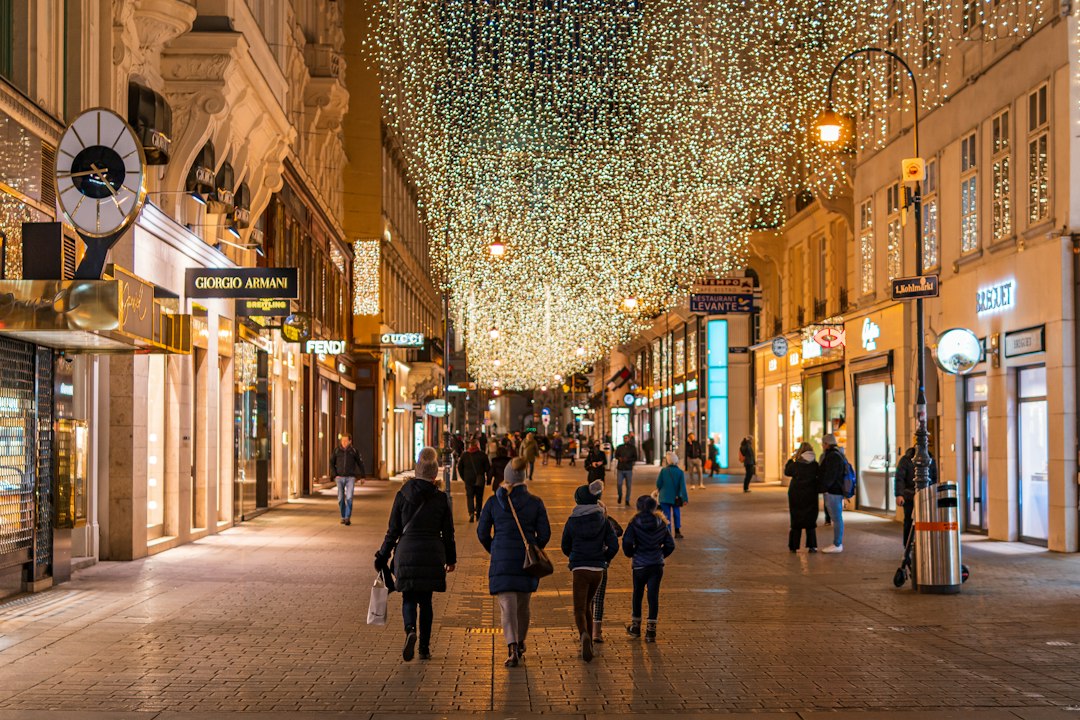 Mensen lopen 's avonds over straat in het donker